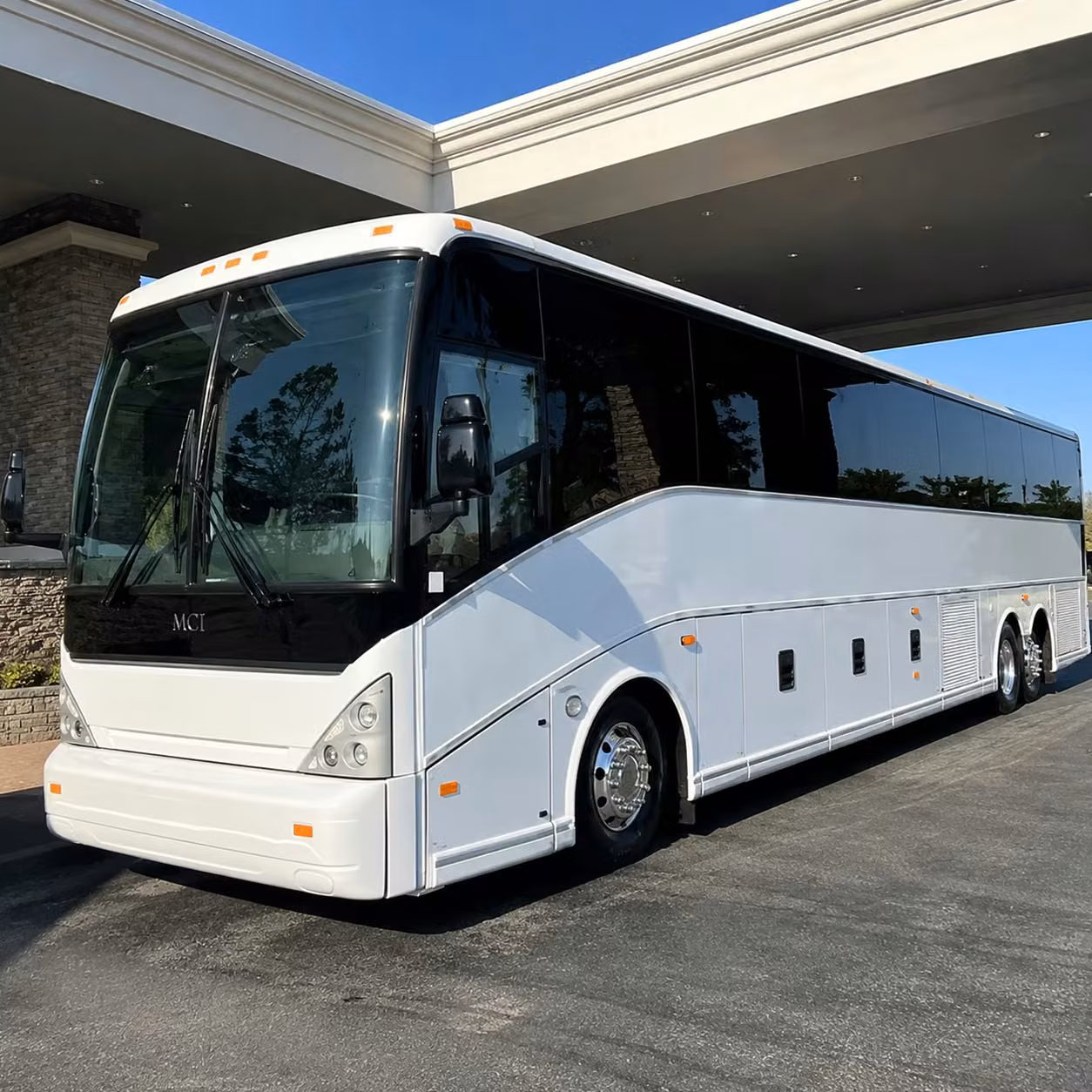 shuttle groups between capital region international airport and hotels venues event sites